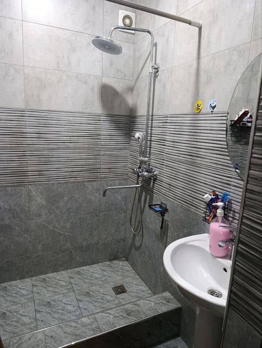 Олмос махалля Продаётся 3х комнатная квартира частично с мебелью и быт