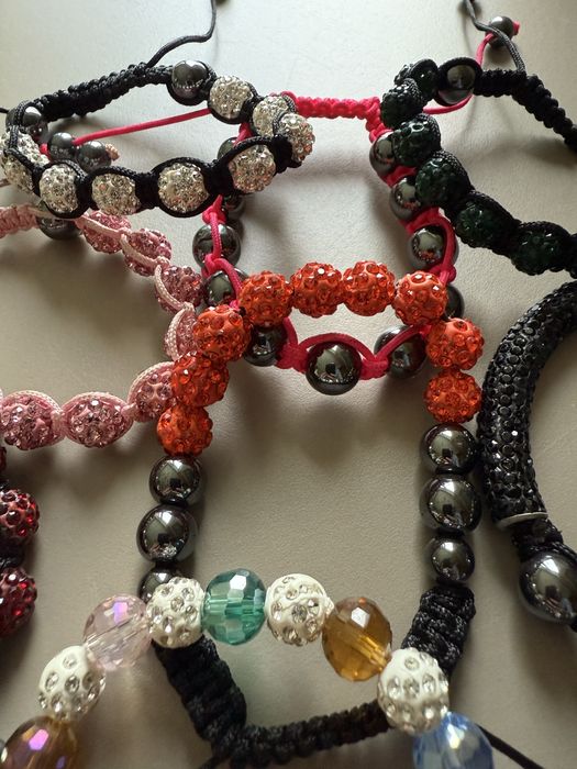 Vand 11 bratari cu pietricele