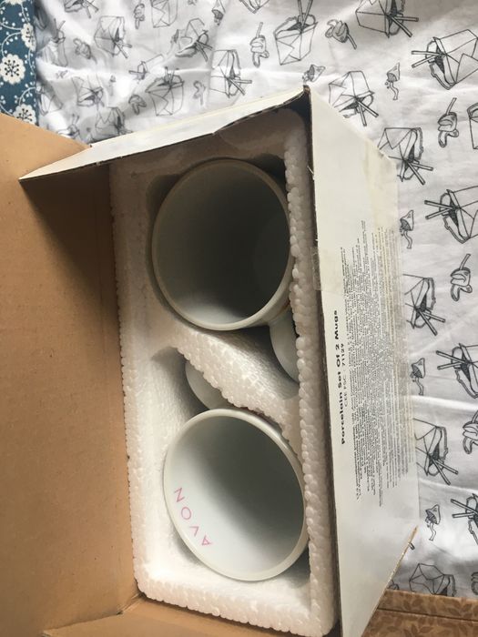 Нов комплект чаши Avon