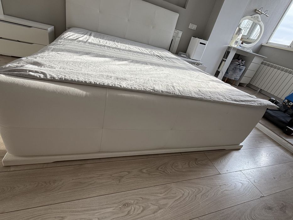 Продам двуспальную кровать с матрасом