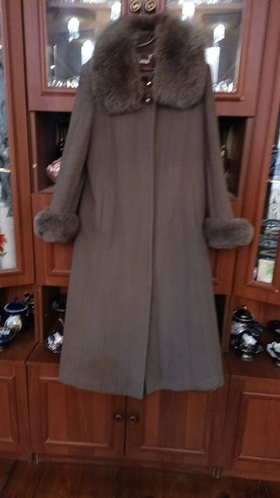 Пальто сотилади.