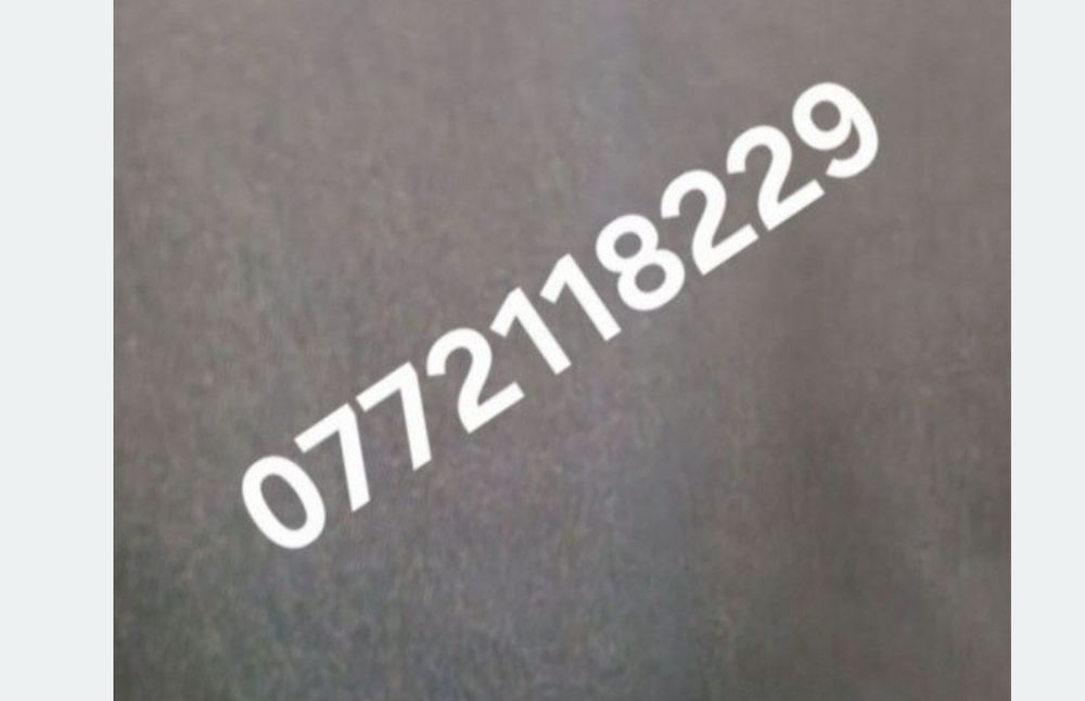 Telefon cu touchscreen.  Nu se aprinde