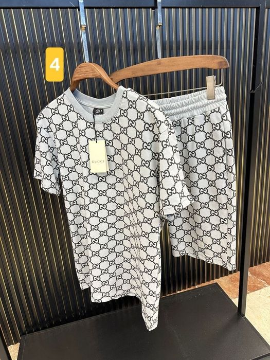 Compleu Gucci 
Poza 1
XL  XXL 
Poza 2
 M L XL XXL 
Poza 3
S M L XL XXL 
Poza 4
 M L XXL 
170 lei