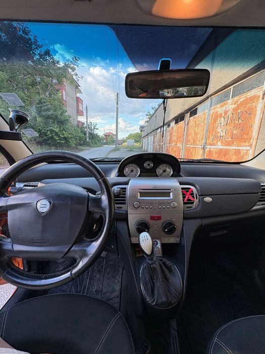 Автомобил Lancia Ypsilon