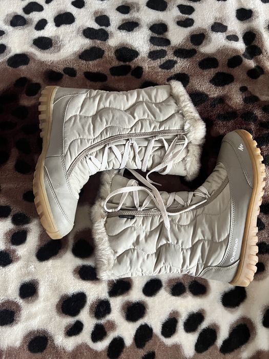 Ghete imblanita rezistente la apa Quechua crem