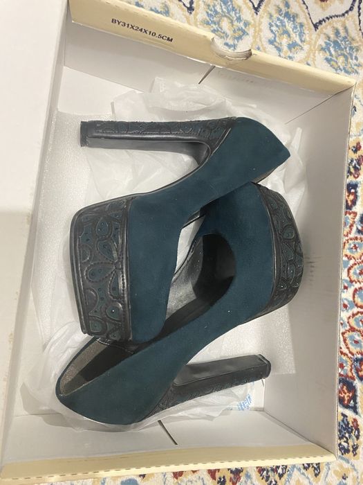 Аяк кейимдер сатылады