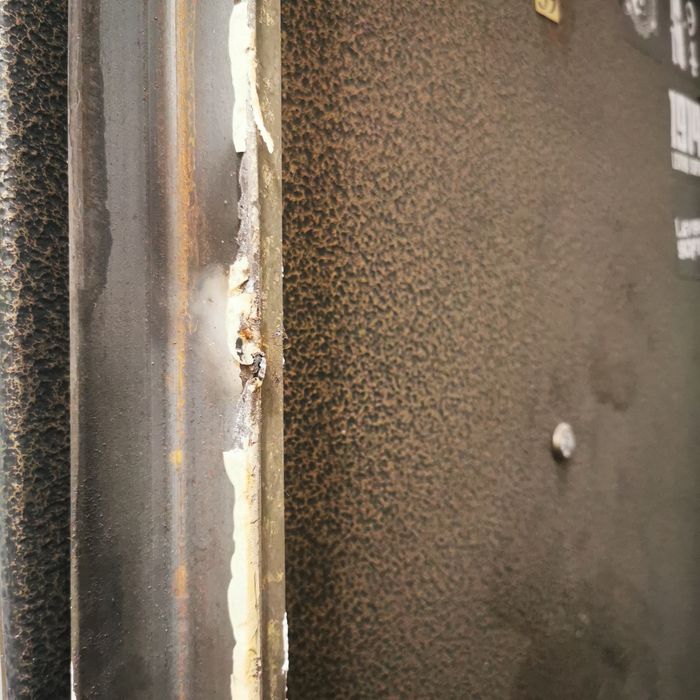 Метална врата, ползвана