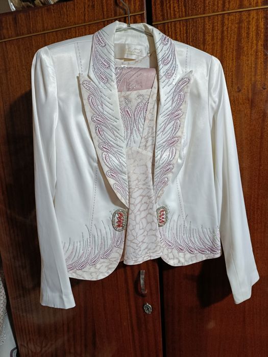 Kastyum yupka koftasiyam bor yengide turipti bir martagina kiyilgan