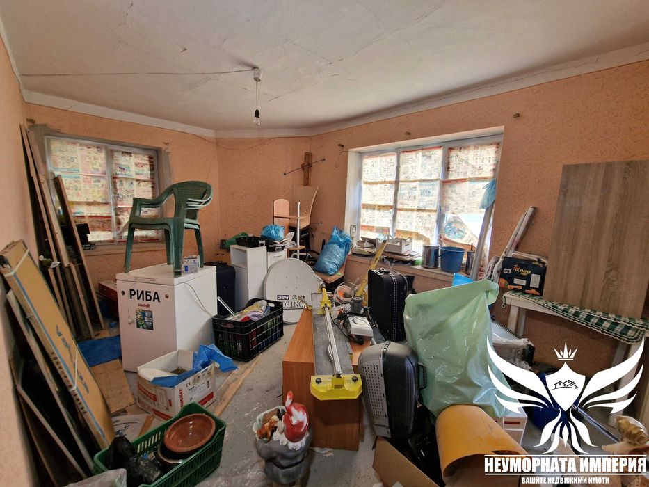Продавам двуетажна къща с 216РЗП и хубав ъглов двор с площ от 700кв.м. в село Конуш на асфалтов път топ локация