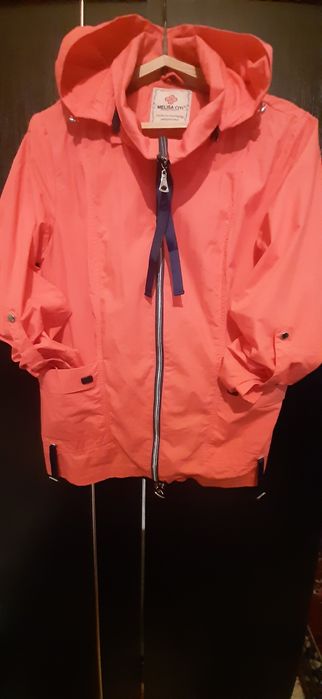 Ветровка женская.