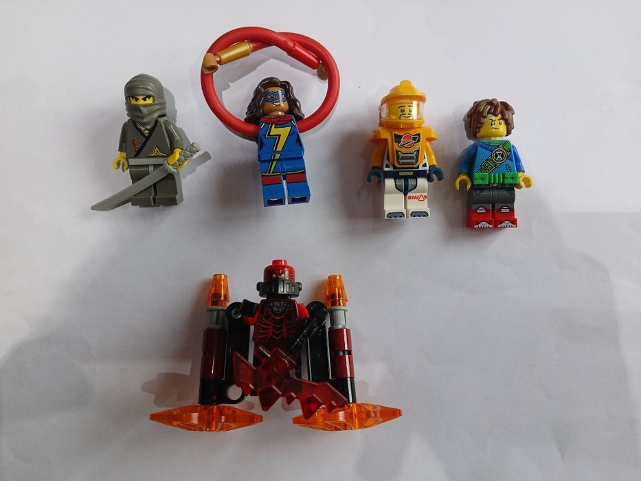 Много оригинални лего фигурки
