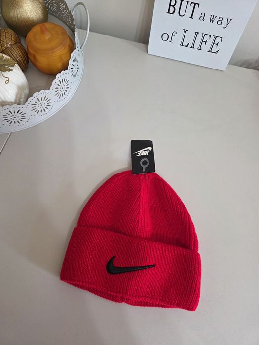 Nike căciula roșie nouă