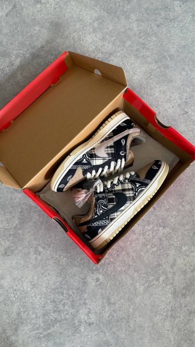 SB Dunk Low Travis Scott