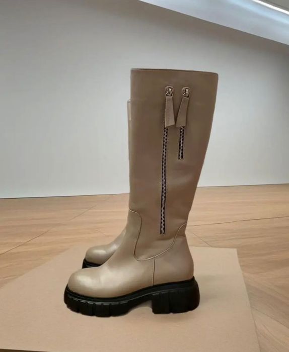 Продам белые сапоги