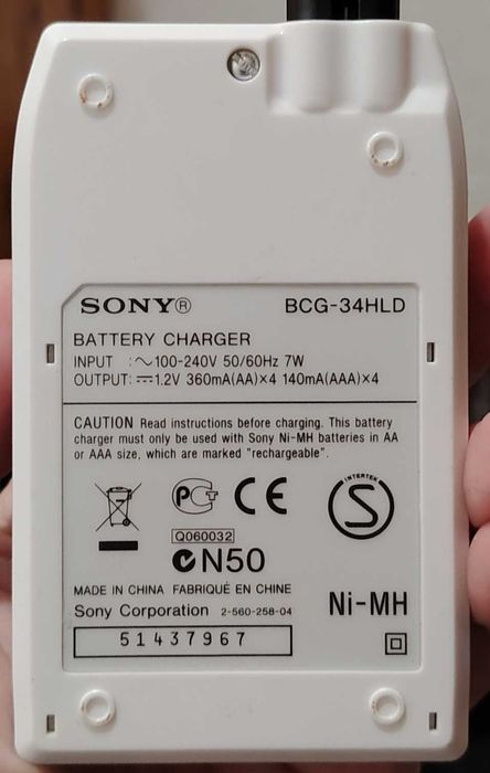 Sony зарядно за Ni-MH батерии, размер АА и ААА