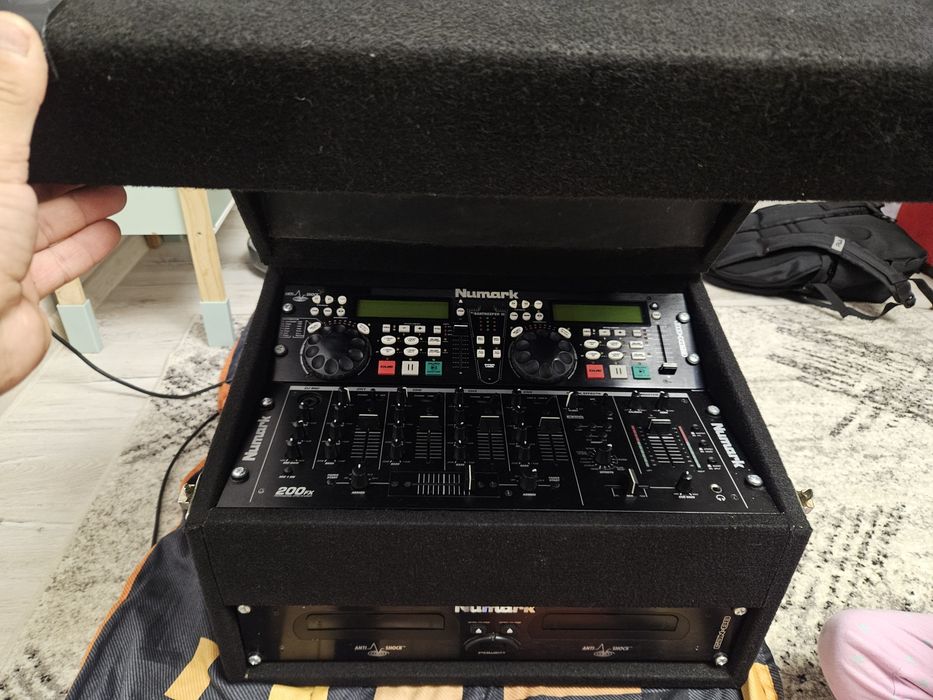 Consolă DJ completă Numark (Mixer 200FX + Dublu CD Player CDN88) în Flight Case