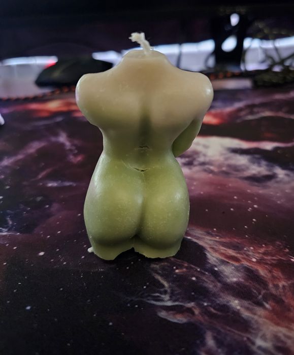 Ароматна свещ на женско тяло