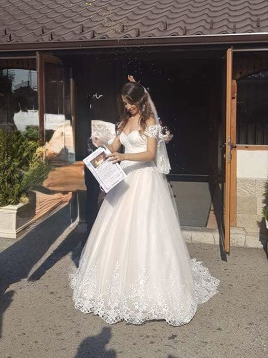 Сватбена рокля с дантела