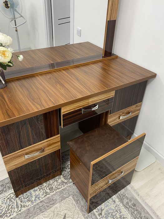 Продается зеркальный комод