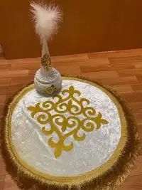 Сәукеле кілемше сырға салу