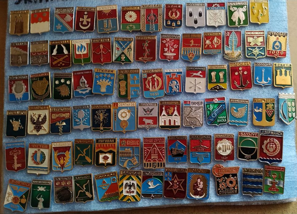 Продам коллекцию значков "Гербы городов"