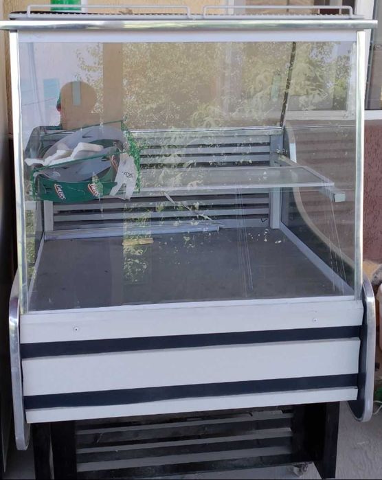 Vitrina sotiladi 1 metrli xolati yaxshi