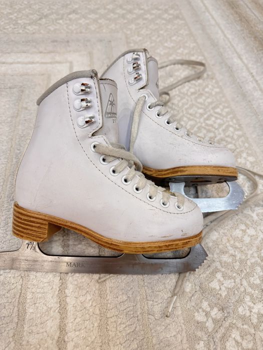 Фигурные коньки Jackson 200