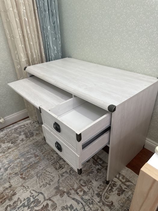 Стол рабочий в идеальном состоянии