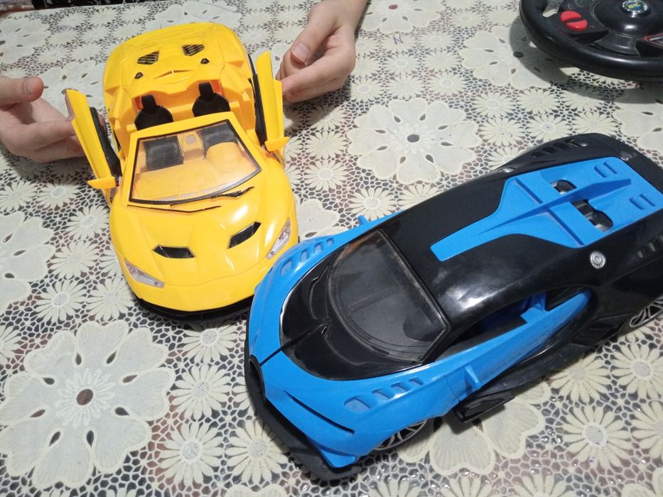 Pultli mashina pulti bilan koʻki zaryadkalik.Sarigʻi batareykalik