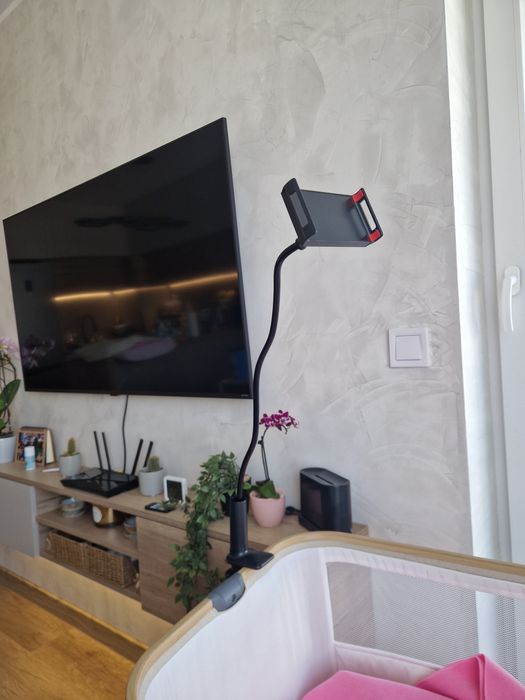 Стойката за таблет и телефон