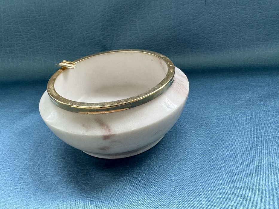 Мраморен пепелник , масивен , с месингов обков