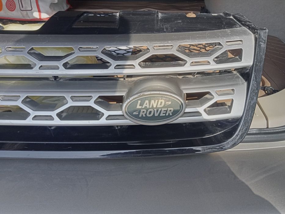 Решетка радиатора Land Rover.