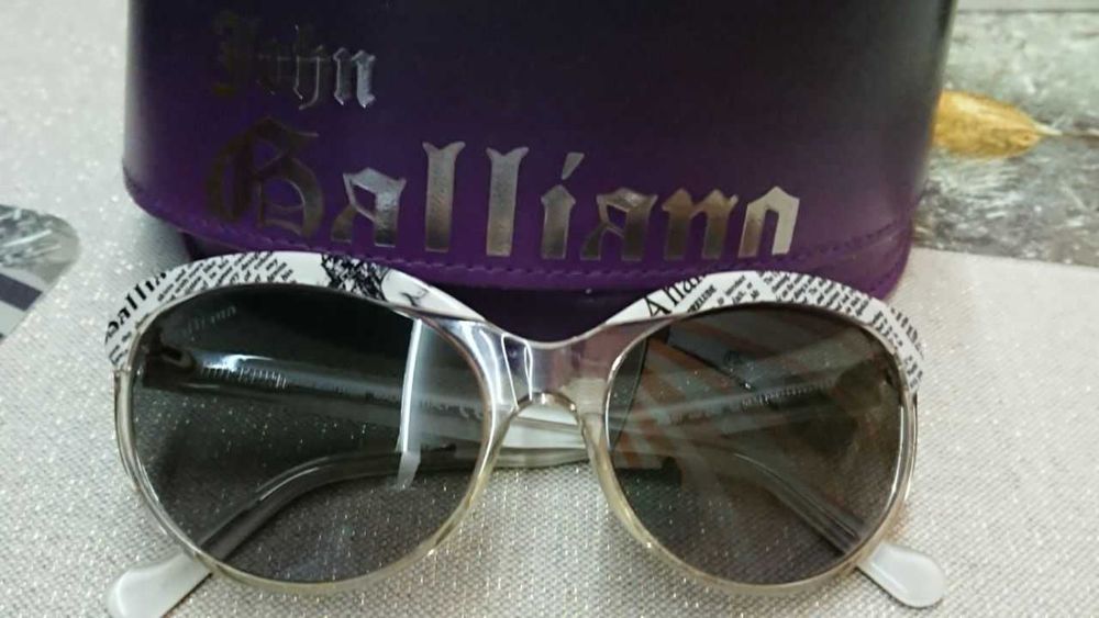 Продавам слънчеви очила