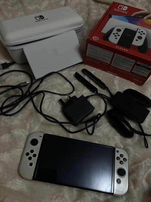 Игровая приставка Nintendo Switch OLED белый