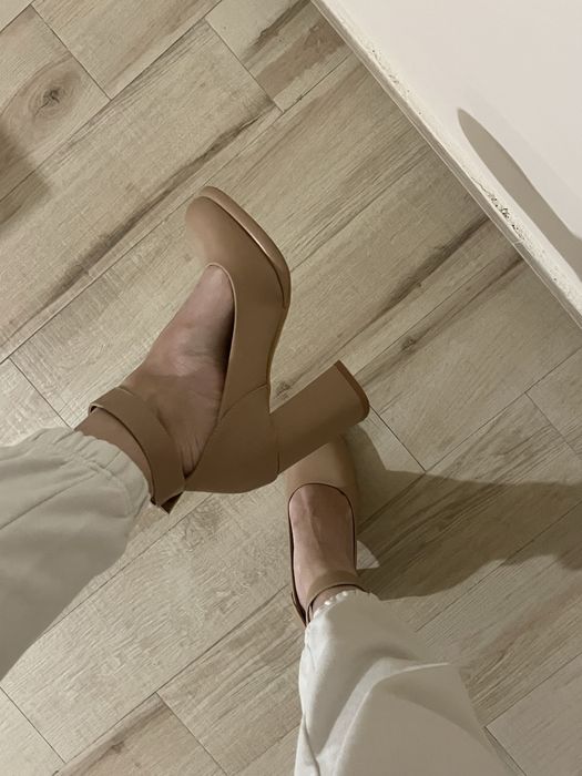 Дамски обувки на висок ток