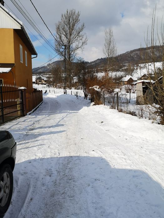 Teren  generos cu casuta