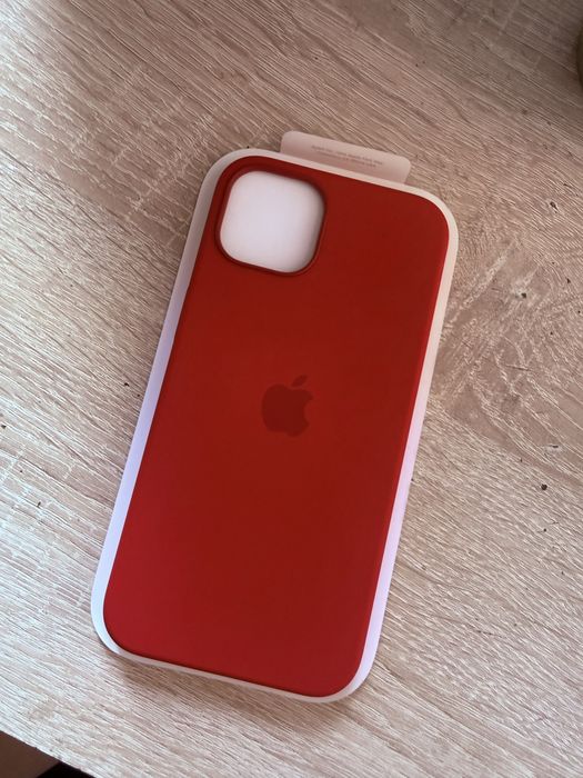 Срочно продаю чехол оригинал для iPhone 13