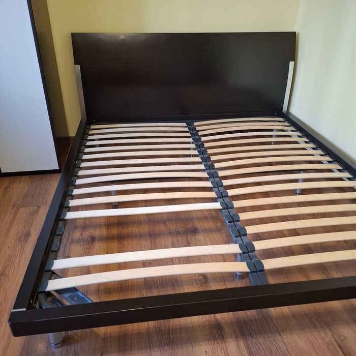 Кровать двуспальнаяя деревяная