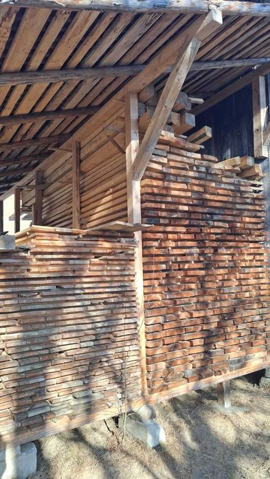 Vând lemn uscat natural – dulapi, scândură și grinzi – vechime 15 ani