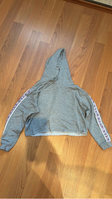 Hanorac gri scurt in talie marimea m