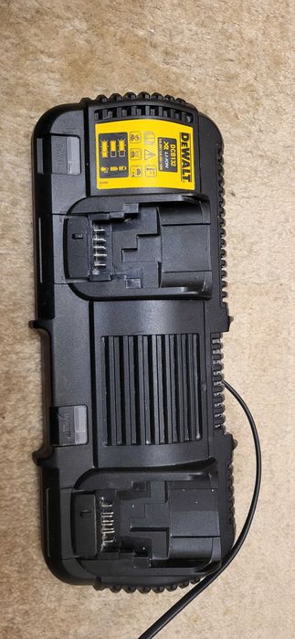 Încărcător dublu DeWALT XR FLEXVOLT DCB132 fuctional