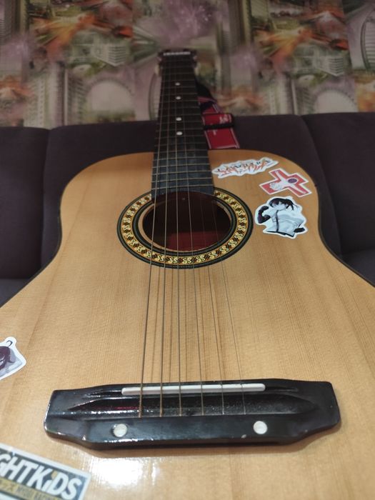 Гитара окучтическая