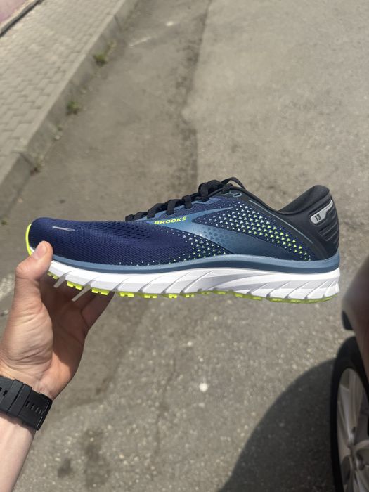 adidasi de alergare brooks Noi