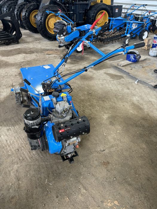 Самоходный траншеекопатель.