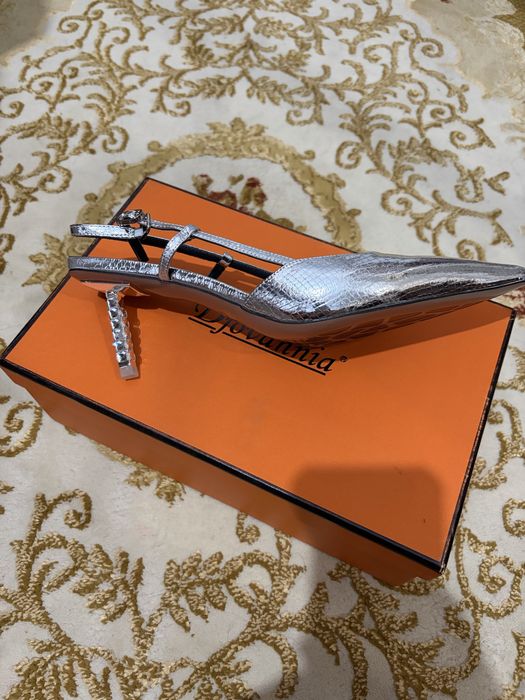 Срочно продам туфли новый