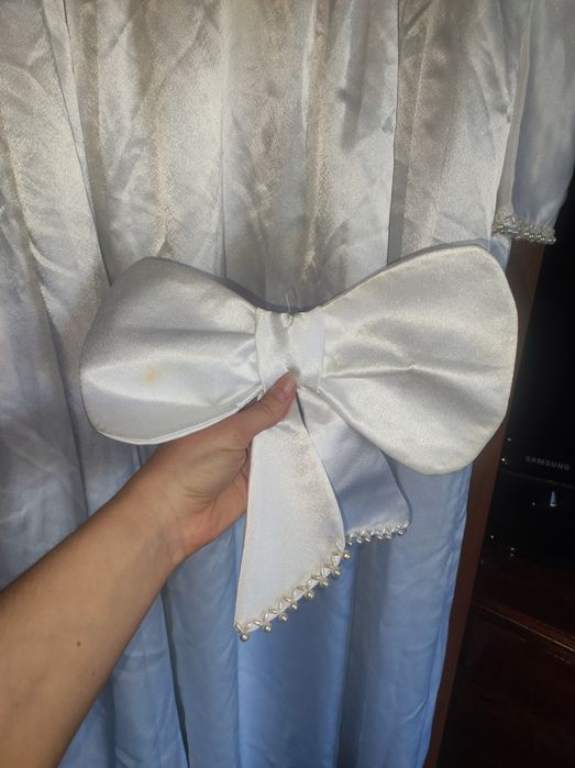 Атласное белое свадебное платье