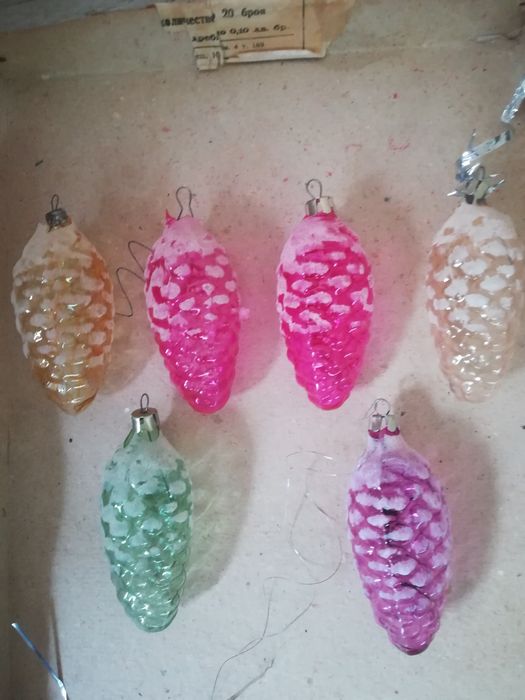 6 броя стари играчки за елха от соца шишарки