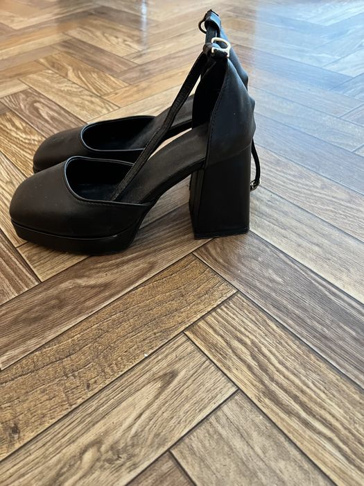 Продам туфли на каблуке