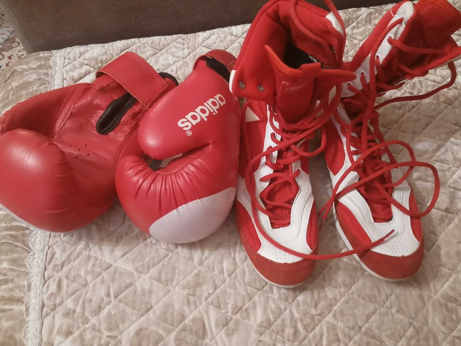 Боксерская обувь и перчатки