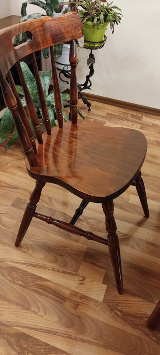 Трапезна разтегателна маса с четири стола.